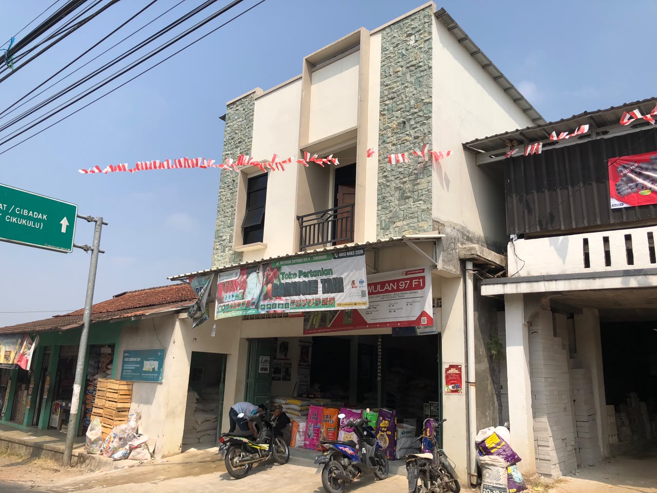 Tampak depan toko Caringin Tani