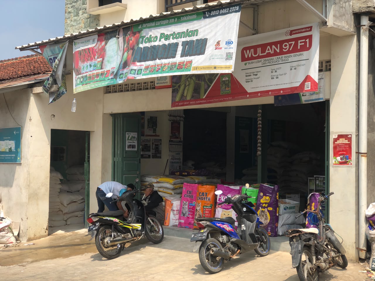 Suasana dalam toko Caringin Tani
