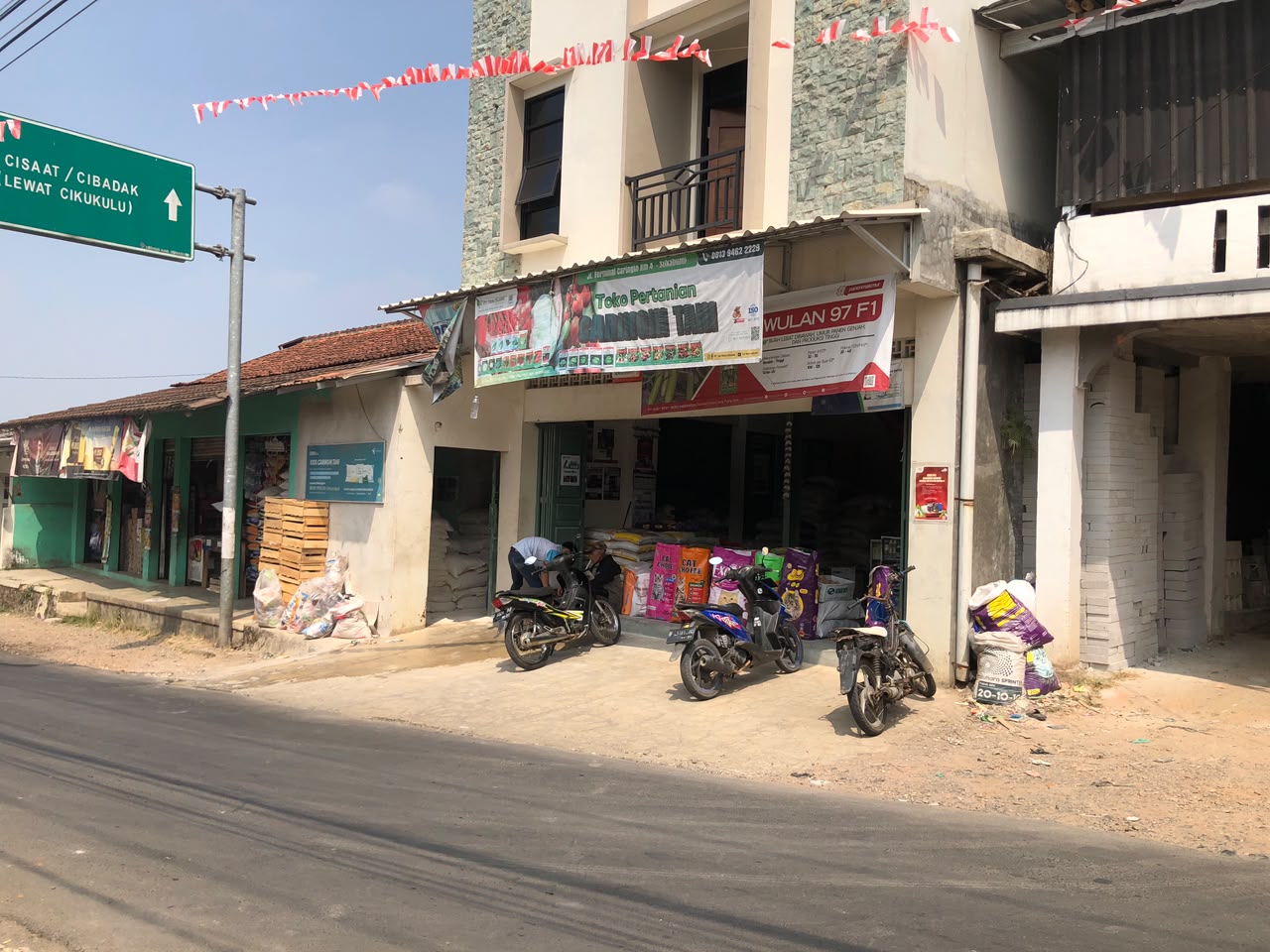 Rak produk Caringin Tani